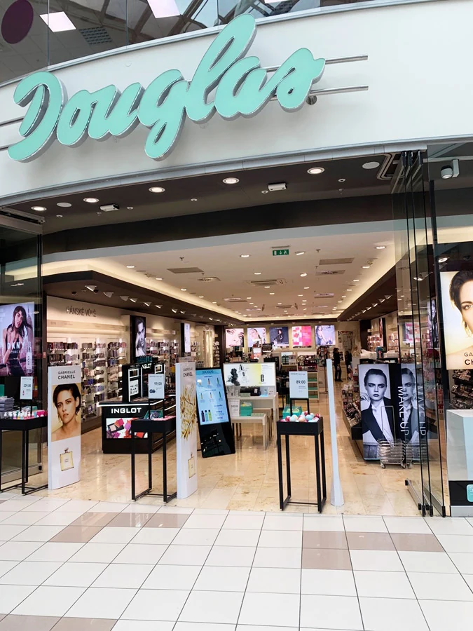 Realizace Digitální panely CZ – douglas 06