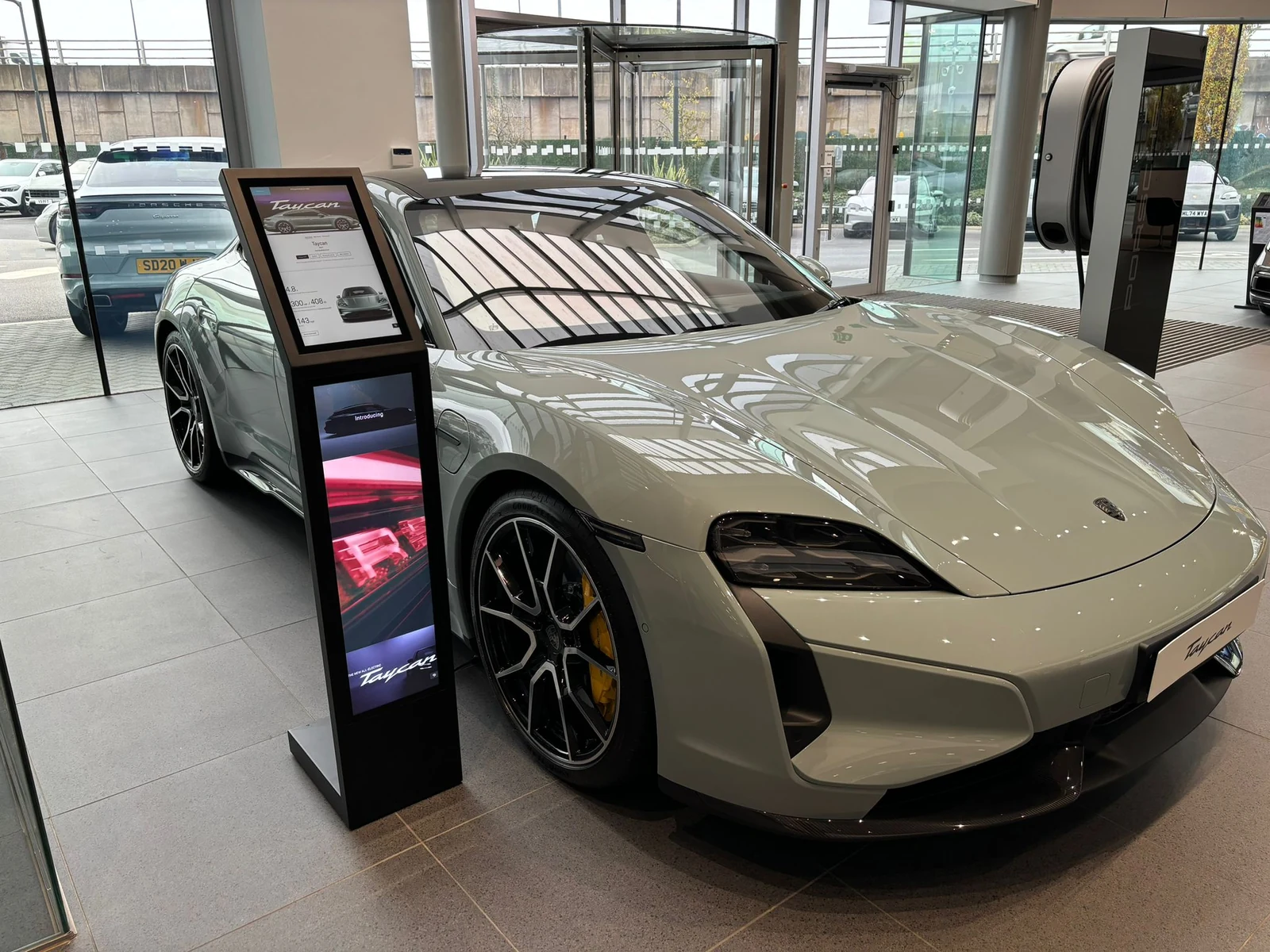 Dvouobrazovkový panel u Porsche Taycan v autosalonu – fotografie výrobce