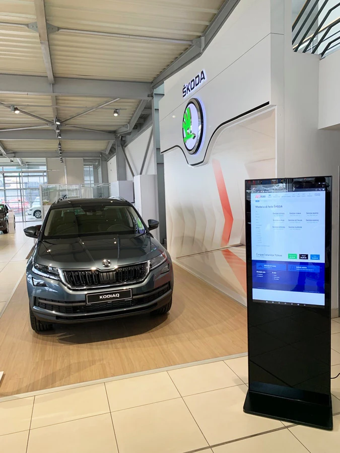 Digitální panel vedle vozu Škoda Kodiaq v showroomu TUkas – realizace Digitální panely CZ