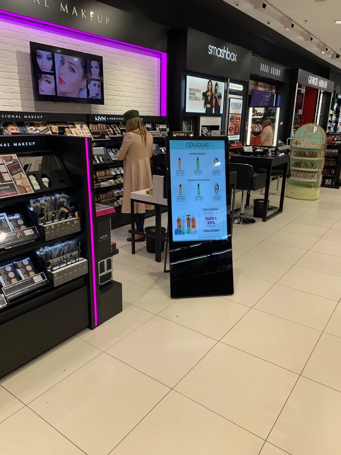 Realizace Digitální panely CZ – douglas 02